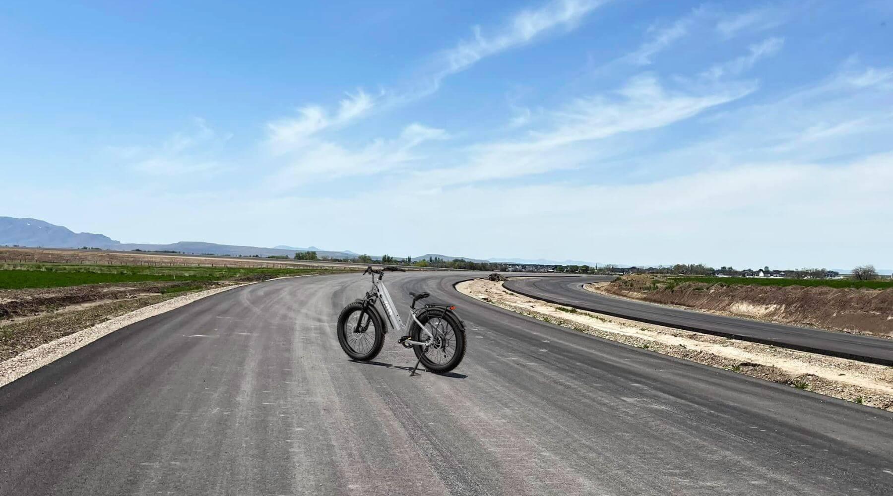 The Choice Between Thumb Throttle and Twist Throttle for Your Ebike - TST Ebike